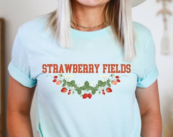 Strawberry Fields Cottagecore tshirt, letnia odzież, truskawkowe ubrania, truskawkowa koszulka, estetyczna koszulka z grafiką
