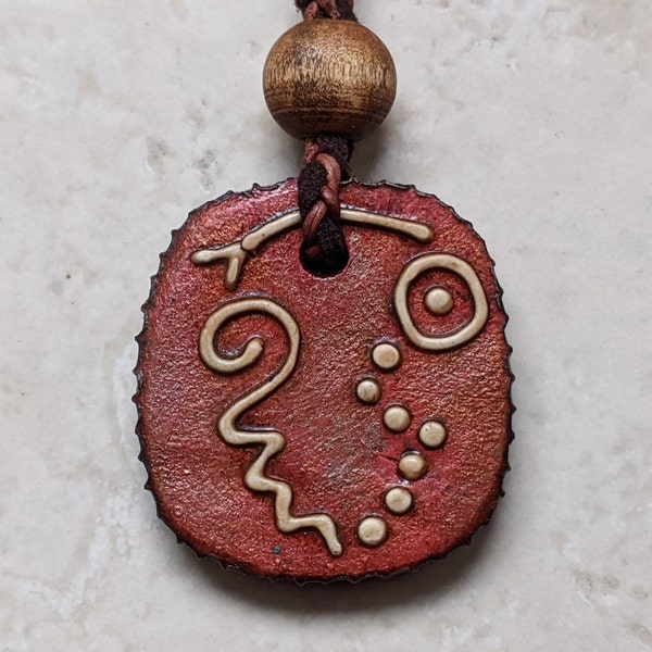 17 - CABAN - Amulette Glyphe Maya - Terre Rouge - Tzolkin