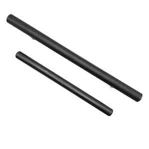 Könnte beinhalten: Zwei schwarze Metall-Schrankgriffe, einer lang und einer kurz, vor weißem Hintergrund. Die Griffe sind zylindrisch mit matter Oberfläche. Der längere Griff ist etwa 30 cm lang, der kürzere etwa 15 cm.