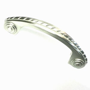 Uchwyt do szuflady w stylu Scroll and Rope z rozstawem 3 cali, dostępny w trzech kolorach