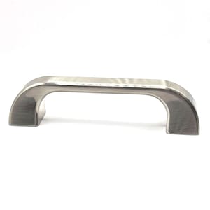 Op de afbeelding: Een geborsteld nikkel kastgreep met een gebogen ontwerp. De handgreep heeft een rechthoekige basis en een afgeronde bovenkant, met een gladde, metallic afwerking. Geschikt voor laden en kasten.