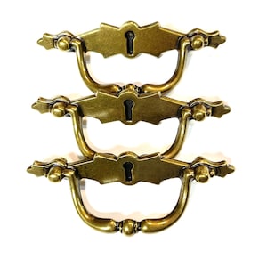 Vintage nyckelhålshandtag med fast bygel eller handtag, 7,5 cm i mitten och 10,5 cm total längd, sällsynt fynd, mitten av århundradet