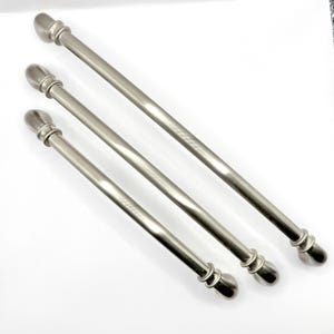 Poignées arquées à extrémités plaquées en nickel satiné, 3 tailles : entraxe de 8-3/4", 7-1/2", 6-1/2"