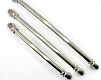 Puxadores arqueados com extremidades em faixa, em níquel acetinado. 3 tamanhos: 8-3/4", 7-1/2", 6-1/2" de centro a centro.
