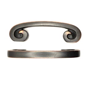 Pode incluir: Duas puxadores de arm&aacute;rio em bronze antigo. O puxador superior tem um design curvo com volutas decorativas em cada extremidade. O puxador inferior &eacute; uma barra retangular simples. Ambos os puxadores t&ecirc;m um acabamento envelhecido.