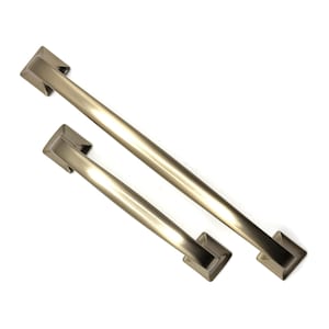 Könnte beinhalten: Zwei Schrankgriffe aus gebürstetem Nickel. Einer ist länger als der andere. Jeder hat ein rechteckiges Ende und einen geraden Stab. Die Hardware ist vor einem weißen Hintergrund platziert.