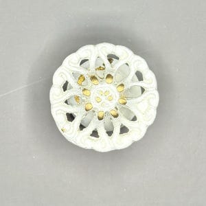 Französischer filigraner Distressed Weißer Knopf mit Gold-Highlights und Rückplatte