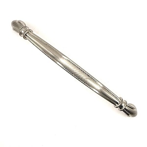Gebogener, gebänderter und gefütterter Griff in satiniertem Nickel, Lochabstand 6-3/8 Zoll