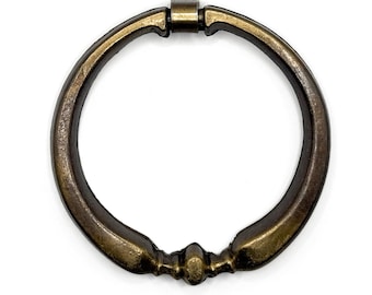 Tirador de anilla de latón vintage sin placa trasera. Buena pátina y envejecimiento. Circular de 6,35 cm de ancho.