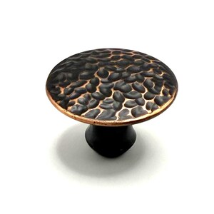 Pomello rotondo con effetto martellato e finitura in rame bronzato, largo 38,8 cm (1-1/2").