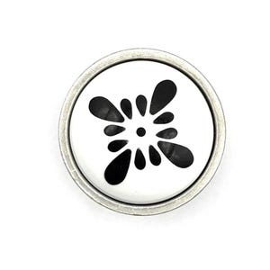 Tirador de cerámica con diseño floral en blanco y negro y vástago de níquel cepillado, forma redonda de hongo, 3,2 cm de ancho.