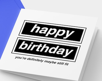 Könnte beinhalten: Eine weiße Geburtstagskarte mit den Worten "happy birthday" in schwarzem Text und einem blauen Umschlag. Die Karte enthält auch den Satz "you're definitely maybe still fit".