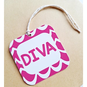 Diva Geschenkanhänger, Großes Quadrat Stanzen, Rosa Glanz Finish, Geschenkanhänger für Tochter, Teenager Geschenk, 8 cm Premium Geschenkanhänger, 300gsm Karton,