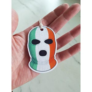 Etiqueta de presente DJ Provai Kneecap, tricolor irlandês, balaclava, West Belfast, hip hop irlandês, design celta, música irlandesa, embrulho para presente, presente da Irlanda