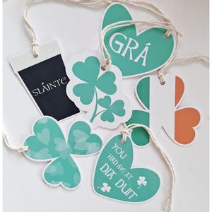 Irische Geschenkanhänger Set von 6, Shamrock Die Cut Tags, St Patricks Day, Grá Sláinte Dia Duit, Irische Sprache, großformatige Tags, Irische Kultur