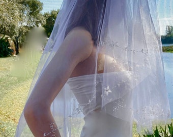 Wedding Veil, Fingertip Length Bridal Veil, Lace Edged Short Veil
