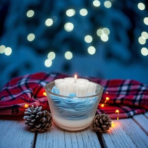Frosted Sky scented candle in glass – organic soy wax, elegant white-floral bouquet fragrance, winter–Christmas gift idea