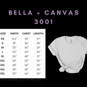 K&ouml;nnte beinhalten: Ein wei&szlig;es Bella + Canvas 3001 T-Shirt mit hochgekrempelten &Auml;rmeln. Eine Gr&ouml;&szlig;entabelle zeigt die Ma&szlig;e in Zoll f&uuml;r die Gr&ouml;&szlig;en XS bis 5XL, einschlie&szlig;lich Breite, Brustumfang und L&auml;nge. Der Text "MEASUREMENTS IN INCHES" steht unten.