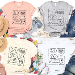 K&ouml;nnte beinhalten: Vier T-Shirts in verschiedenen Farben: Heather Peach, Heather Grey, Natur und Wei&szlig;. Jedes Shirt hat ein schwarzes Grafikdesign mit Noten, Text und einem Bullensch&auml;del. Der Text enth&auml;lt S&auml;tze wie "Make You Miss Me" und "Saturday Night".