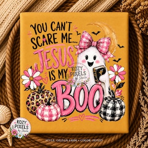 Könnte beinhalten: Ein quadratischer Grafikdruck auf honigfarbenem Hintergrund mit einem weißen Geist, der eine rosa karierte Schleife trägt und eine Bibel hält. Der Text lautet YOU CAN'T SCARE ME... JESUS IS MY BOO. Enthält rosa Blumen, einen Kürbis mit Leopardenmuster und karierte Kürbisse.