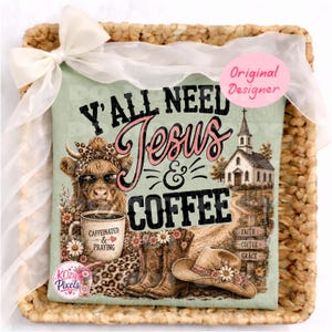 Può includere: T-shirt verde chiaro con la scritta "Y'all Need Jesus & Coffee" con una mucca con occhiali da sole, una chiesa, una tazza di caffè, stivali e un cappello. La maglietta è presentata in un cestino intrecciato con un nastro bianco.