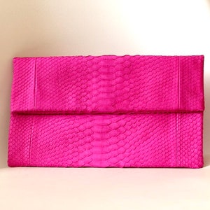 Bolso clutch de serpiente hecho a mano. Rosa fucsia.