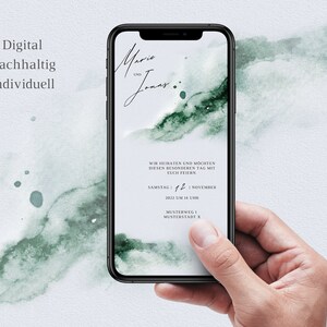 Può includere: Un invito di nozze digitale con uno sfondo acquerellato verde. Il testo recita "Ci sposiamo e vorremmo festeggiare questo giorno speciale con voi. Sabato 12 novembre 2022 alle 14:00. Musterweg 1, Musterstadt X."
