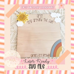 Może przedstawiać: Drewniany znak z motywem słońca, chmur i tęczy. Tekst na znaku brzmi "First trip around the sun" i "Carter's First Birthday". Znak jest gotowy do cięcia laserowego i zawiera plik SVG.