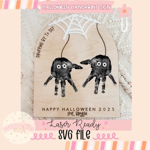 Pode incluir: Uma placa de Halloween de madeira com impressões de mãos apresentando duas aranhas de impressões de mãos penduradas em uma teia de aranha branca. A placa inclui o texto "HALLOWEEN HANDPRINT SIGN", "DROPPING BY TO SAY", "HAPPY HALLOWEEN 2025", "LOVE, BRYLEN" e "Laser Ready SVG file".