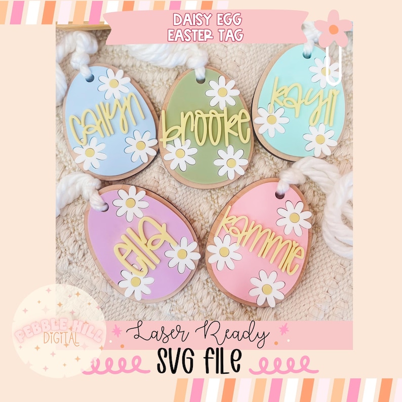 Op de afbeelding: Vijf paasei-tags met madeliefjes in pastelkleuren. Elke tag heeft een naam in een cursief lettertype en madeliefjesaccenten. De tags zijn verbonden met wit touw. De tekst "DAISY EGG EASTER TAG" staat bovenaan.