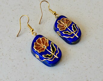 Pendientes colgantes florales de cerámica pintados a mano – Joyería bohemia artesanal ligera – Ganchos en tono dorado