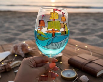 Copa de vino pintada a mano con diseño de ballena y barco: un regalo único de arte en vidrio.