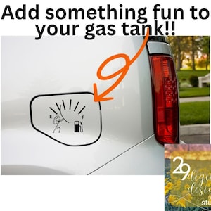 Könnte beinhalten: Ein schwarz-weißer Aufkleber mit einer Strichmännchenfigur, die einen Tankanzeige-Zeiger auf voll drückt. Der Aufkleber befindet sich auf einer silbernen Tankklappe eines Autos. Der Text "Add something fun to your gas tank!" befindet sich über dem Bild.