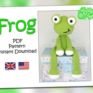 Puede incluir: Un patrón de crochet para una rana verde con ojos grandes. El patrón está disponible para descarga instantánea en inglés estadounidense y británico.
