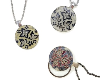 Inlaid Floral Magnifying Glass Pendant Necklace, Gift for Parents, Gift for Readers, Gift for Grandparents