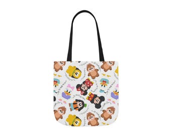 Könnte beinhalten: Weiße Tragetasche mit schwarzem Griff. Die Tasche hat ein sich wiederholendes Muster von Zeichentrickfiguren, darunter Chip, Dale, Mickey Mouse, Minnie Mouse, Donald Duck und Daisy Duck. Die Tasche besteht aus strapazierfähigem Material.