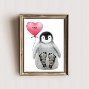 Personalisiertes Fußabdruckposter Pinguin mit Herzballon - Fußabdrücke Neugeborenes - Babygeschenk zur Geburt - Geschenk Kleinkind