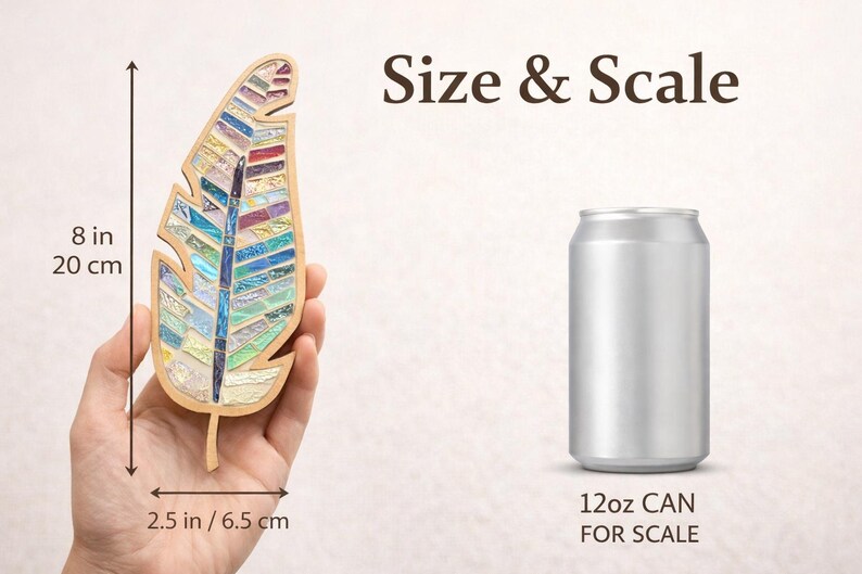 Op de afbeelding: Een houten veervormig moza&iuml;ekkunstwerk, 20 cm lang en 6,5 cm breed, met kleurrijke glazen stukken. De afbeelding bevat een 12oz blikje ter schaal en de tekst "Size & Scale".
