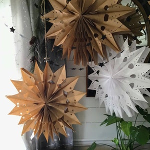 Stelle di sacchetti di carta / Set di due / Grandi fiocchi di neve di sacchetti di carta / Marrone e bianco / Natale in fattoria / Fai da te a casa / Riutilizzabile