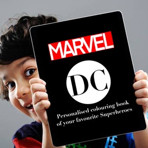 Puede incluir: Una tableta negra con las palabras "MARVEL" y "DC" en texto blanco. La tableta también tiene el texto "Libro para colorear personalizado de tus superhéroes favoritos" en texto blanco.