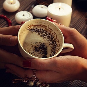 Turkse koffiekop lezen, lezen op dezelfde dag, waarzegger, koffiekopje lezen