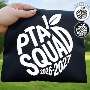 Può includere: Un articolo in tessuto nero con una grande stampa grafica bianca che recita PTA SQUAD 2026-2027, con la lettera A stilizzata come una mela con una foglia. Due icone circolari nell'angolo in alto a destra mostrano lo stesso design in due stili.