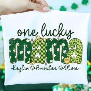 Benutzerdefinierte eine glückliche Mama PNG, St. Patricks Day PNG, Preppy St Pattys Day, Kindernamen Png, Kokette, Mama Mimi, Faux Glitter, Sublimationsdesign