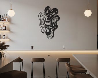 Könnte beinhalten: Schwarze abstrakte Wandkunst mit einem fließenden, organischen Design. Das Kunstwerk ist an einer weißen Wand über einer Bar mit Hockern angebracht. Die Bar hat eine neutrale Farbpalette mit warmer Beleuchtung.
