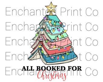 Könnte beinhalten: Eine bunte Illustration eines Weihnachtsbaums aus gestapelten Büchern mit bunten Lichtern. Der Text "ALL BOOKED FOR CHRISTMAS" befindet sich unter dem Baum.