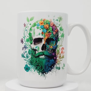 Tazza con teschio barbuto floreale: tazza da caffè con vivaci fiori primaverili (15 oz)