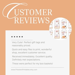 Puede incluir: Un fondo naranja con el texto "CUSTOMER REVIEWS" en una fuente estilizada. La imagen incluye una secci&oacute;n de rese&ntilde;as con cinco estrellas y texto sobre etiquetas de regalo. Una peque&ntilde;a inserci&oacute;n muestra etiquetas de regalo con tem&aacute;tica de Halloween.