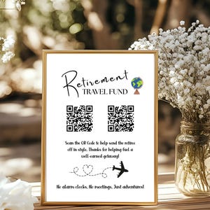 Peut inclure: Un panneau encadré avec les mots "Retirement Travel Fund" en écriture noire. Deux codes QR sont en dessous du texte. Le panneau comprend le texte "Scannez le code QR pour aider à envoyer le retraité avec style. Merci d'aider à alimenter une escapade bien méritée !" et "Pas de réveil. Pas de réunions. Juste des aventures !"