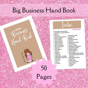 Puede incluir: Una portada de libro marrón y beige con el título "The Big Business Hand Book" y una ilustración de dibujos animados de una mujer con una burbuja rosa. La portada del libro tiene una forma de estrella rosa con el texto "50 Pages" en blanco. El índice del libro es visible en el lado derecho de la imagen, enumerando temas como la colocación de calcomanías, la configuración de la prensa de calor de vinilo, la sublimación y la organización de su espacio de manualidades.