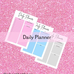 Puede incluir: Tres páginas de planificador diario imprimibles con el texto "Daily Planner" en la parte superior. Las páginas son de color rosa, azul y gris.